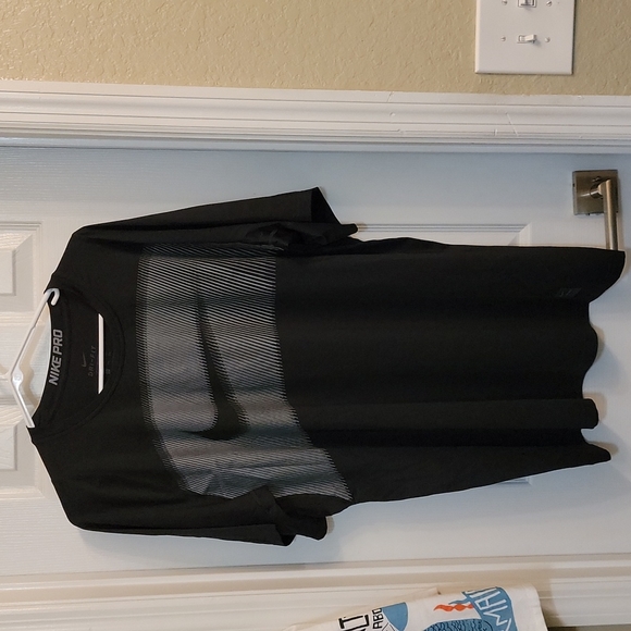 Black nike pro dry fit t shirt 👕 - Picture 1 of 3